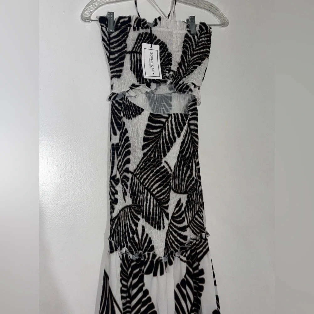 Elegant Black and White Leaf Maxi Print Dress